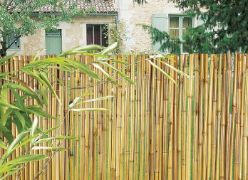 Cerca flexível em bambu envernizado