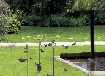 Bebedouro de metal sobre pedestal, ponto de água para aves