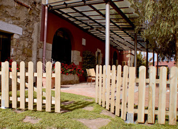 Poste de madera de pino torneada y con punta. Estaca de pino