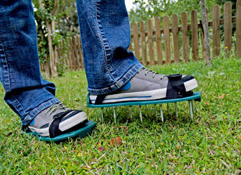 Patins para arejar a relva