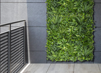 Jardín vertical sintético imitación plantas tropicales